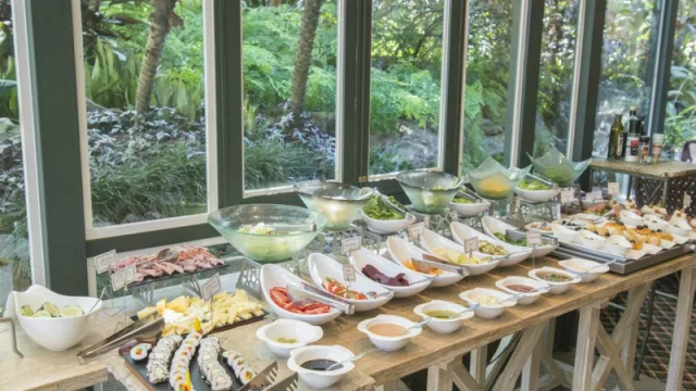 Diversidad de ensaladas gourmet, verduras grilladas, entre otras delicatessen listas para su consumo.