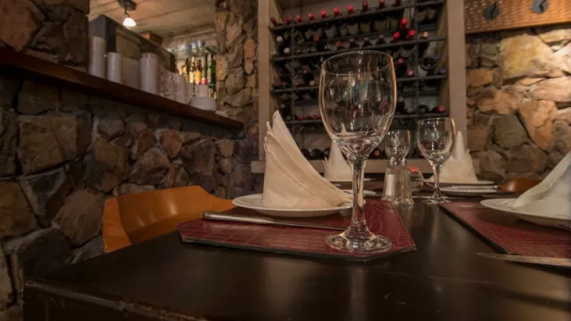 El restaurante La Cava ofrece variedad de tragos y vinos.