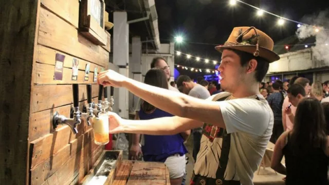 La asociación cuenta con alrededor de 100 socios entre cerveceros caseros y artesanales.