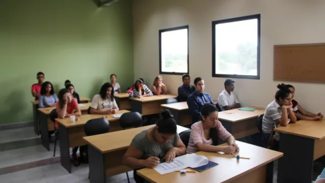 Más de 700 jóvenes inscriptos para carreras de farmacia y mecatrónica