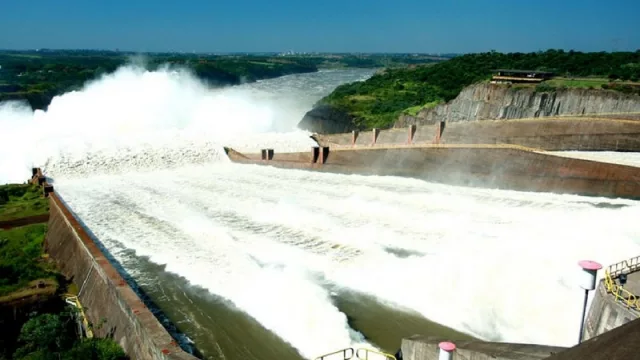 La energía eléctrica, que Paraguay hoy cede a Brasil y Argentina, podría generar 2 millones de empleos