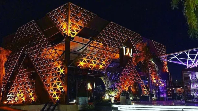 Taj se encuentra en Plaza Moiety.