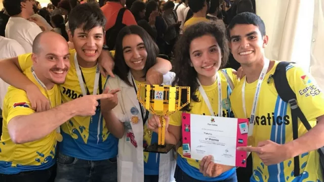 Jóvenes paraguayos ganan torneo de robótica en Uruguay