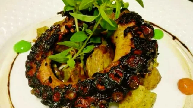 Delicioso propuesta: pulpo a las brasas acompañado de papitas rústicas bien crujientes.