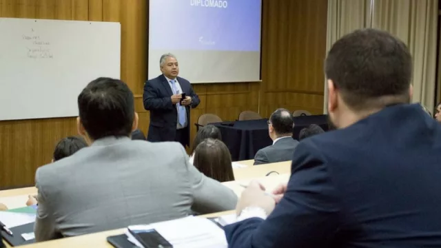 Ejecutivos culminan con éxito diplomado con certificación internacional