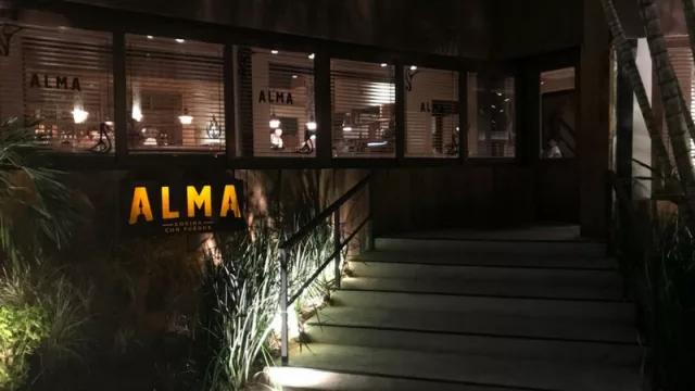 El local se encuentra ubicado sobre Prof. Emiliano Gómez Ríos 1085.