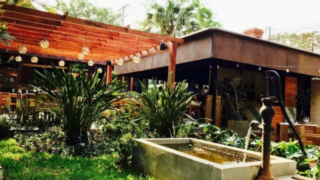 Los domingos abren al mediodía.