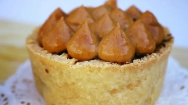 Postre relleno con crema de chocolate y mousse de dulce de leche.