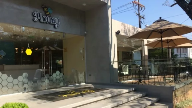 Honey se encuentra en la calle 25 de Mayo 2308 esquina Vice Pte. Sánchez.