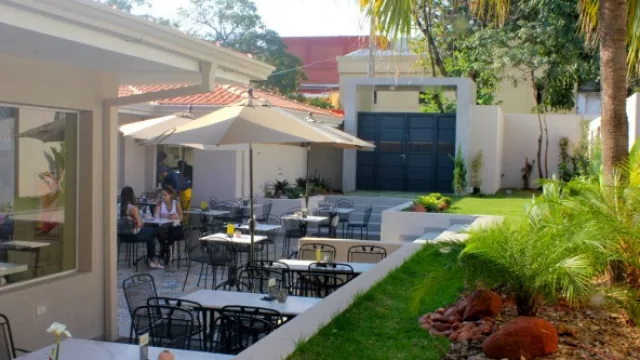 Cuenta con un hermoso patio para 55 personas.