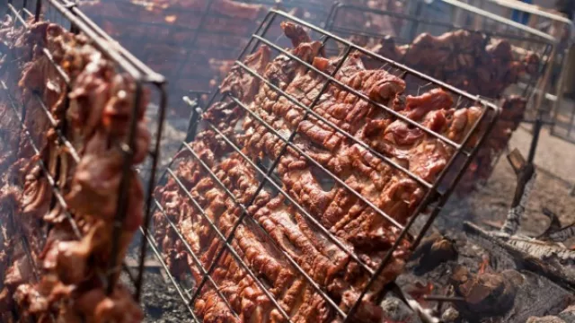 Festival gastronómico chancho al palo en Paraguay