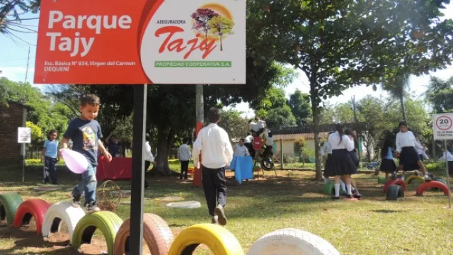 Parque Tajy, realizado por los Voluntarios Corporativos para la Escuela Virgen del Carmen de Arroyos y Esteros (convenio con DEQUENÍ).