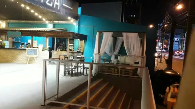 El local se encuentra en el Food Plaza - Aviadores del Chaco y San Martín.