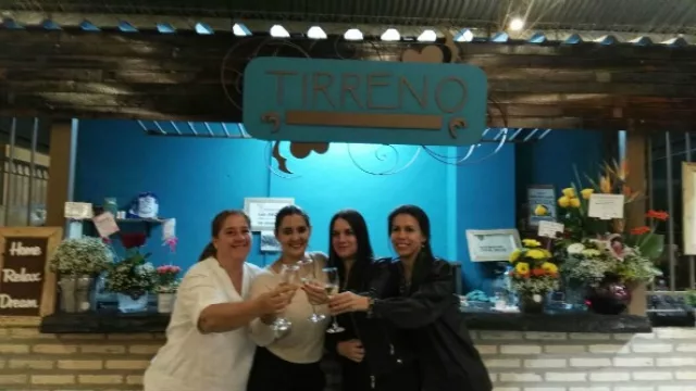 Mónica Toñánez. Soledad Arce, Adriana Pomata y Miryam Centurion, propietarias del local.