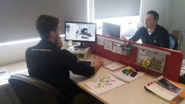 Un diseñador trabaja en la nueva línea de muebles 'con la onda Google' que se presentará en poco tiempo.