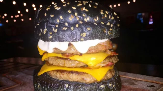 ¡Santa hamburguesa Batman! La Mbopiburger es el hit del momento.