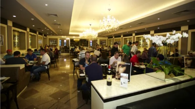 El local tiene capacidad para 100 personas.