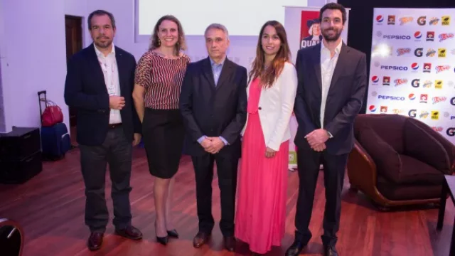 Yamil González; Juliana Siqueira, Daniel Bianchi, Natalia Salinas y Benjamín Herrera.