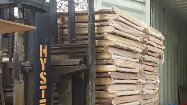 Destino europeo: partió el primer cargamento de muebles hechos en Paraguay con madera reforestada