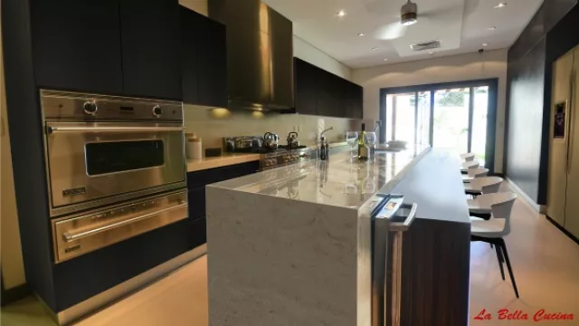 Paredes a lo largo de esta cocina acompaña el mobiliario de color negro, la nobleza del acero y la fuerza del cemento son los protagonistas de este estilo.