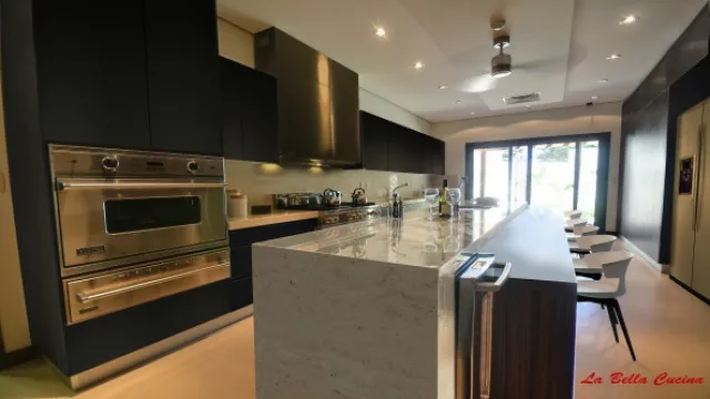 Paredes a lo largo de esta cocina acompaña el mobiliario de color negro, la nobleza del acero y la fuerza del cemento son los protagonistas de este estilo.