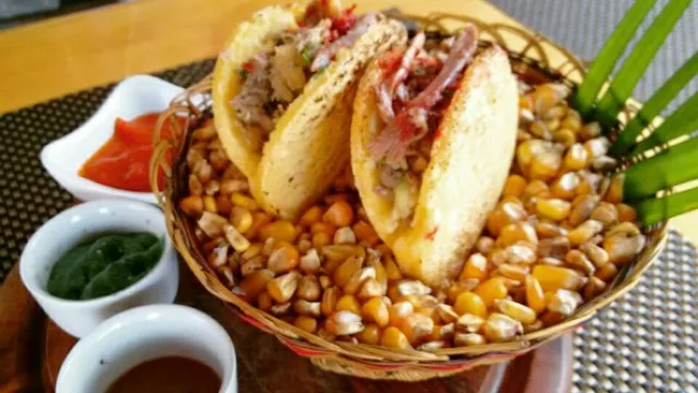 Arepas colombianas rellenas de carne y chorizo paraguayo.