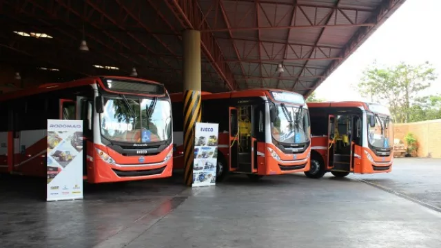 Presenta y entrega sus nuevos modelos de Ómnibus Urbano, Iveco