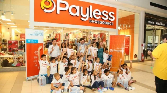 Payless celebró la Navidad regalando 200 pares de zapatos