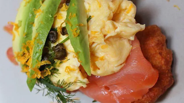 Salmón, huevo y guacamole. Combinando sabores en #campeche.py