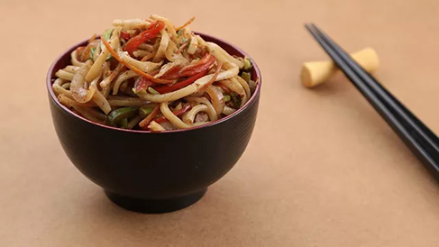Los legendarios fideos Udon salteados al wok con vegetales y perfectos cortes de lomito vacuno aderezados con suave jengibre.