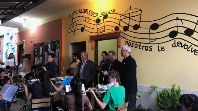 John Maxwell inaugura obras en escuela de Reciclados de Cateura