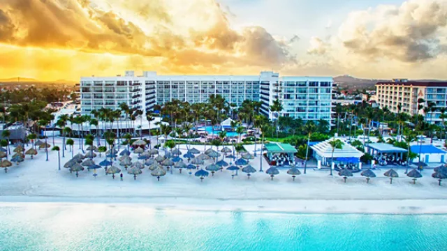 Aruba Marriott Resort & Stellaris Casino es uno de los principales resorts de la zona.