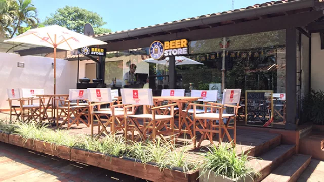 Se encuentra ubicado en la esquina de Teniente Zotti y Hassler.