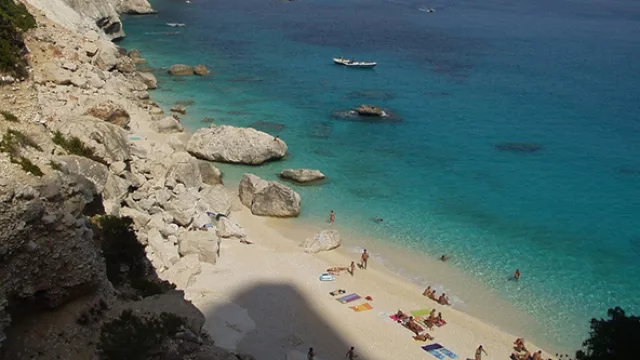 Pan di Zucchero se caracteriza por una forma de media luna con arena muy fina.
