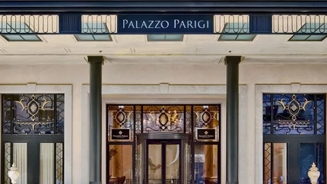 El Palazzo Parigi Hotel & Grand Spa Milano tiene un restaurante con 2 estrellas Michelin.