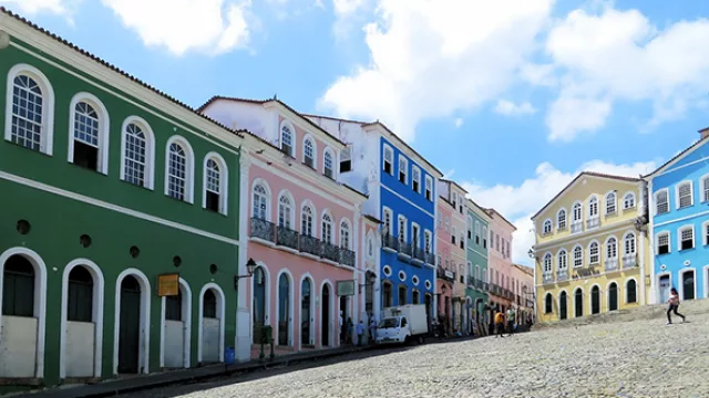 Salvador de Bahía impacta por sus coloridas casas de arquitecturas coloniales, templos barrocos y estrechas calles adoquinadas.