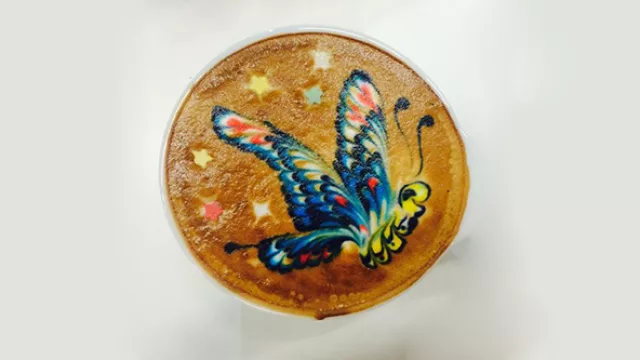 Mariposa de varios colores de Caleb Cha, que próximamente estará en Mary’s Coffee House.