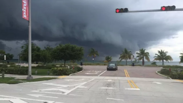 Matthew dejó a miles de personas sin luz en Miami y salió con menos fuerza