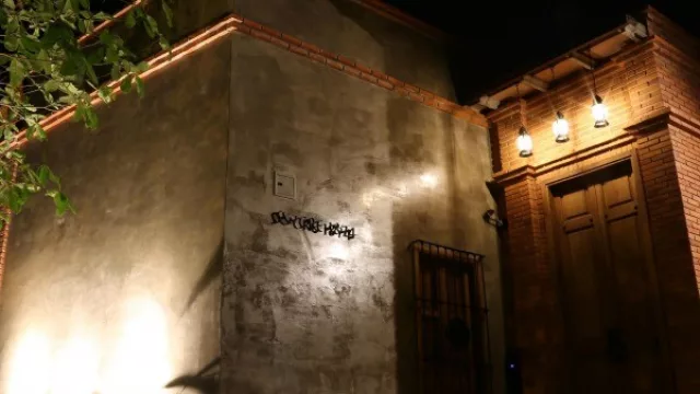 Bienvenidos a la Casa de Huéspedes del momento, con ustedes…SUCRE 1874