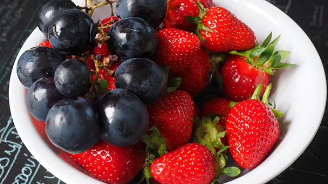 Las frutas son alternativas perfectas para la mesa de un festejo saludable en la oficina.