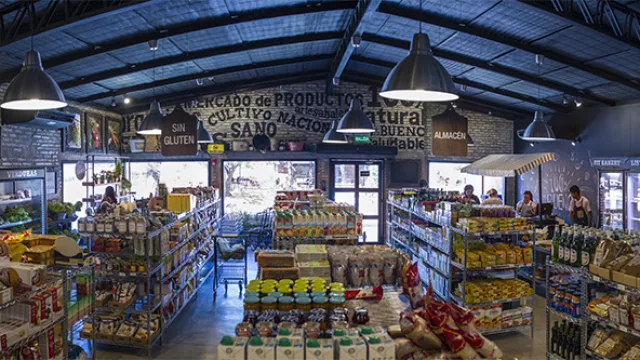 En sus góndolas se puede encontrar alimentos seleccionados, nacionales e internacionales, saludables, orgánicos y frescos.