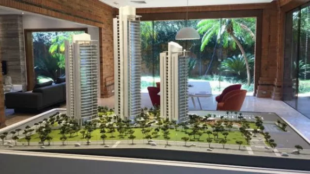 La empresa encargada de la construcción es Jiménez Gaona y Lima.