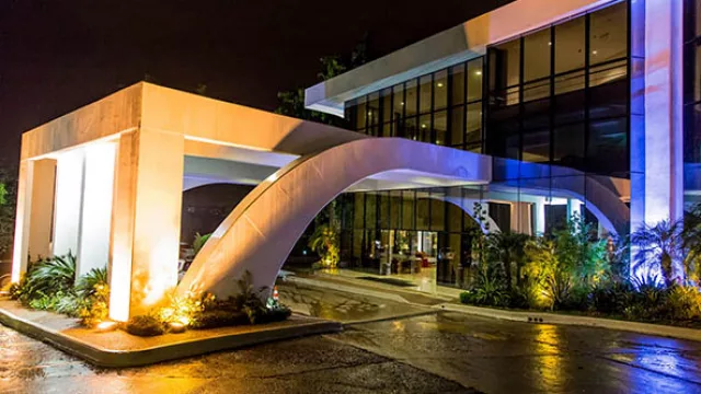 Vista nocturna del Hotel Casino Acaray.