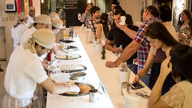 Aquí, los “creperos” cocinan a la vista de los ansiosos clientes.