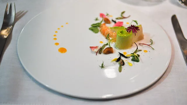 La Guía Michelín, publicada el 23 de marzo del 2015, concedió dos estrellas a este lugar.