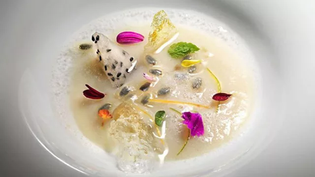 Se caracteriza por presentar platos diferentes.