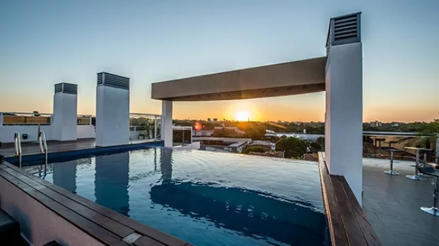 En la terraza cuenta con piscina solárium y quincho ambientado con palmeras.