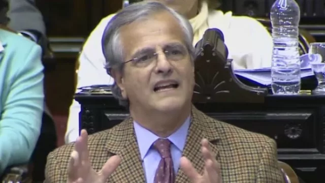 Legislador nacional propone prohibir la renovación automática de tarjetas de crédito