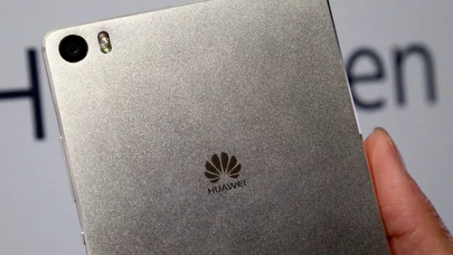 Huawei va contra su competencia en UY