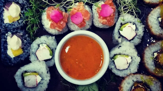 El Rincón de Hiro abre sus puertas de lunes a sábados desde las 18:30 hasta las 24:00 horas.